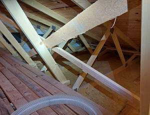 Zateplení stropu rodinného domu pomocí foukané izolace